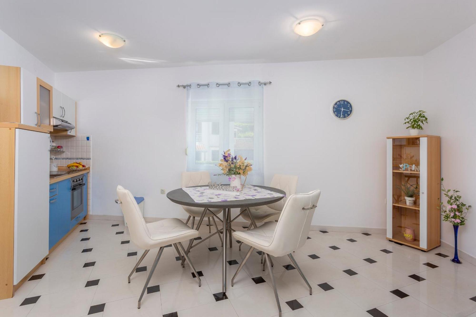 Apartments By The Sea Njivice, Krk - 5296 Стая снимка