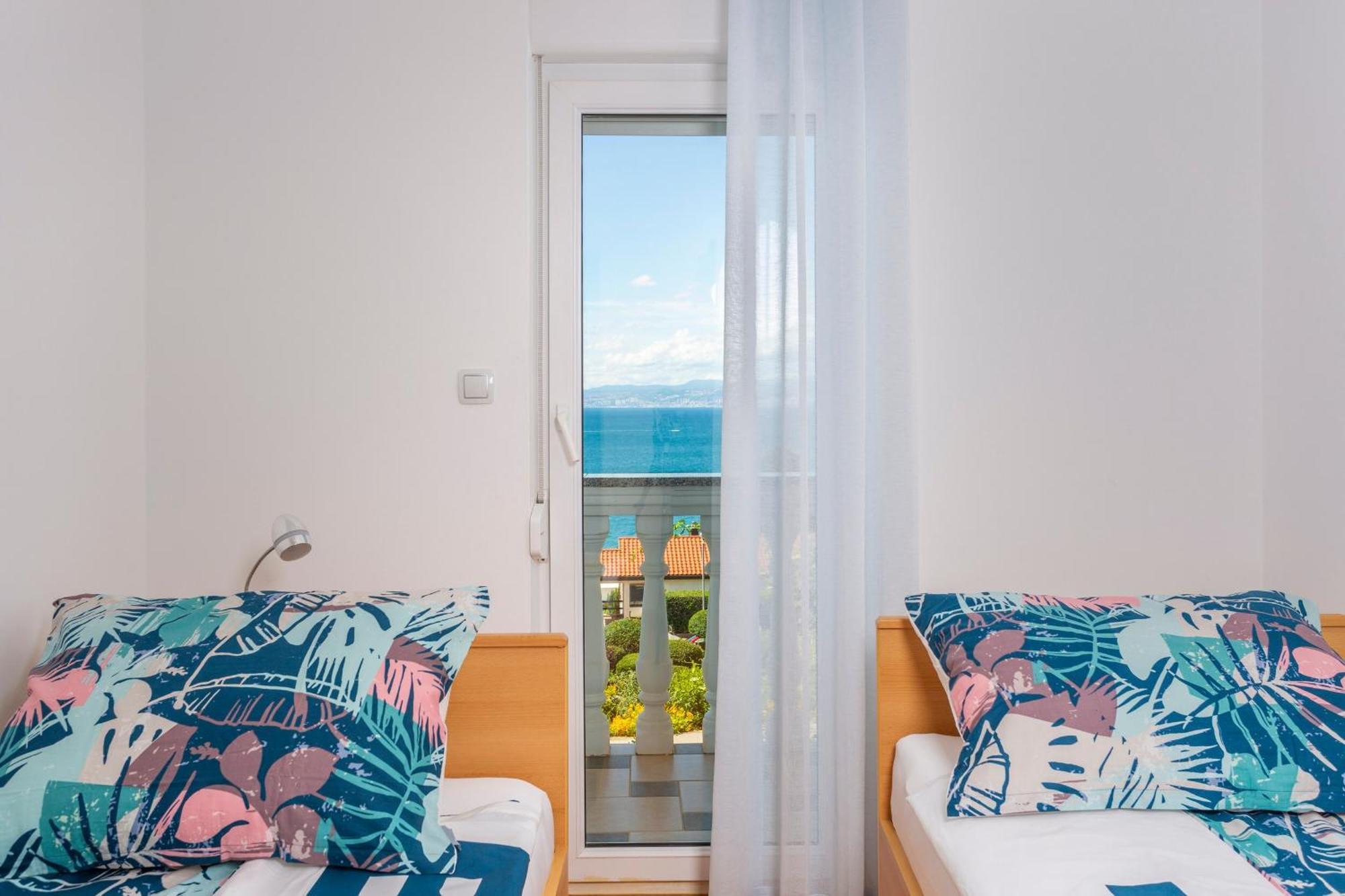 Apartments By The Sea Njivice, Krk - 5296 Стая снимка