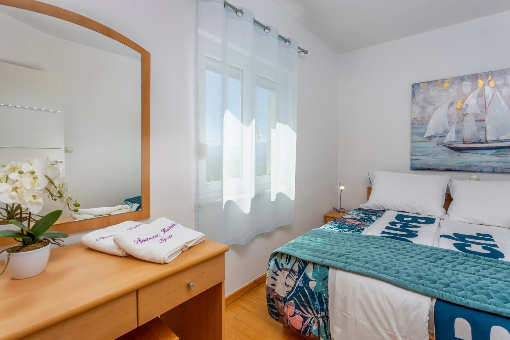 Apartments By The Sea Njivice, Krk - 5296 Стая снимка