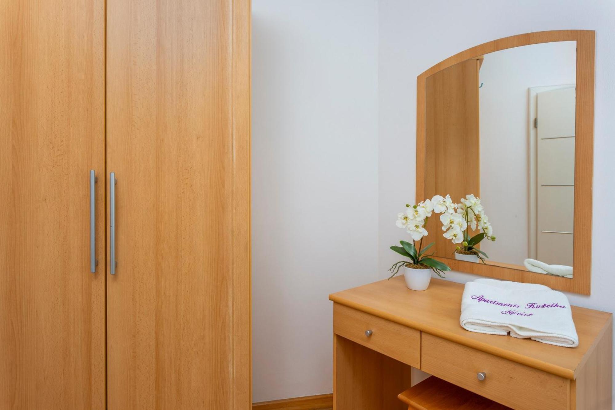 Apartments By The Sea Njivice, Krk - 5296 Стая снимка