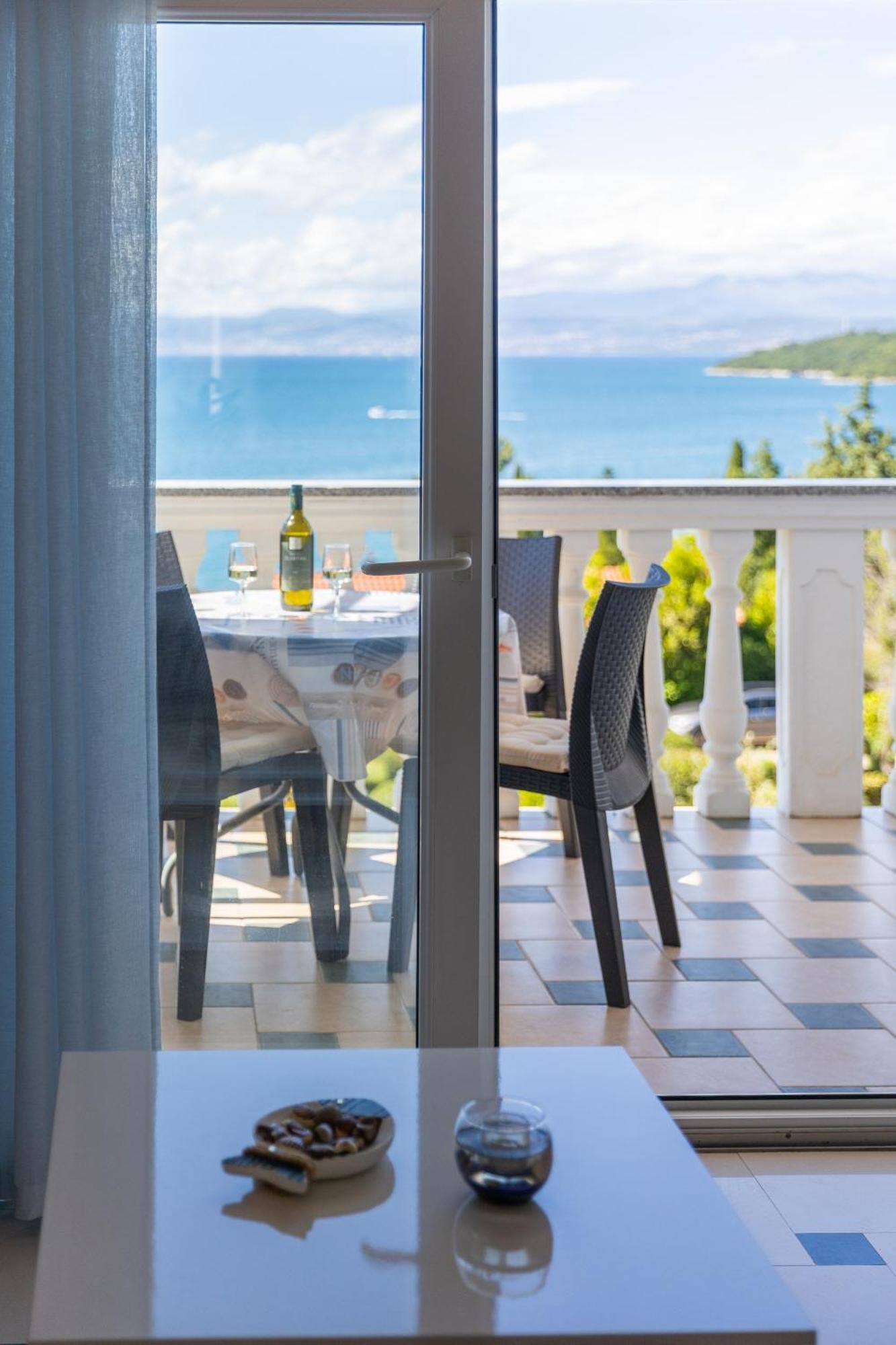 Apartments By The Sea Njivice, Krk - 5296 Стая снимка